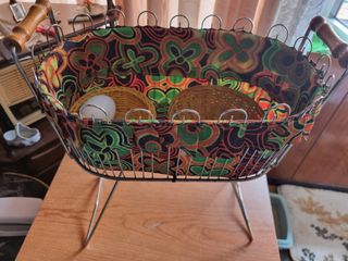 Costurero vintage con tela estampada