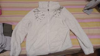 Chaqueta blanca con tachuelas