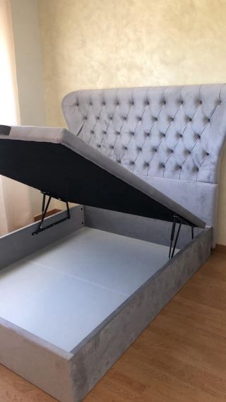 Canape con cabecero tapizado gris