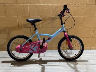 Bicicleta infantil Decathlon azul y rosa