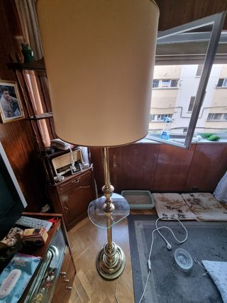 Lámpara de pie dorada con base de cristal