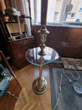 Lámpara de pie dorada con base de cristal