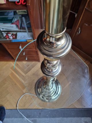 Lámpara de pie dorada con base de cristal