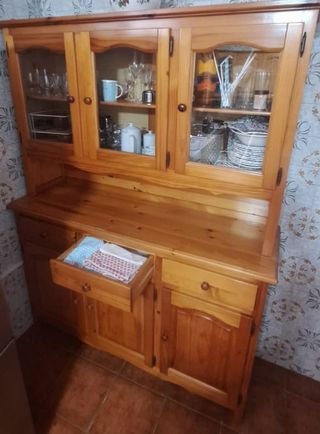 Mueble de madera con vitrina