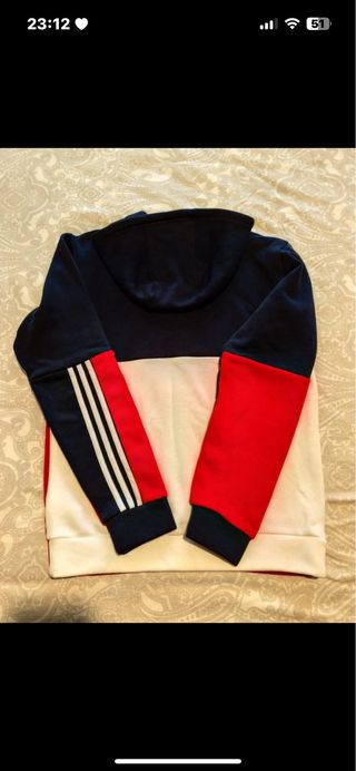 Sudadera Adidas con capucha azul y roja