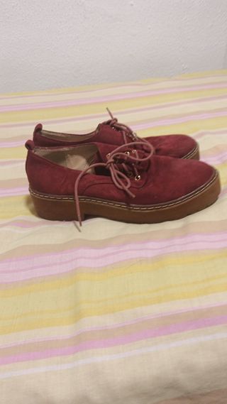Zapatos de ante rojos y marrones