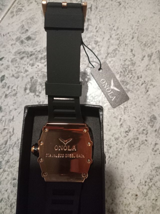Reloj Onola Negro y Oro con Cristales