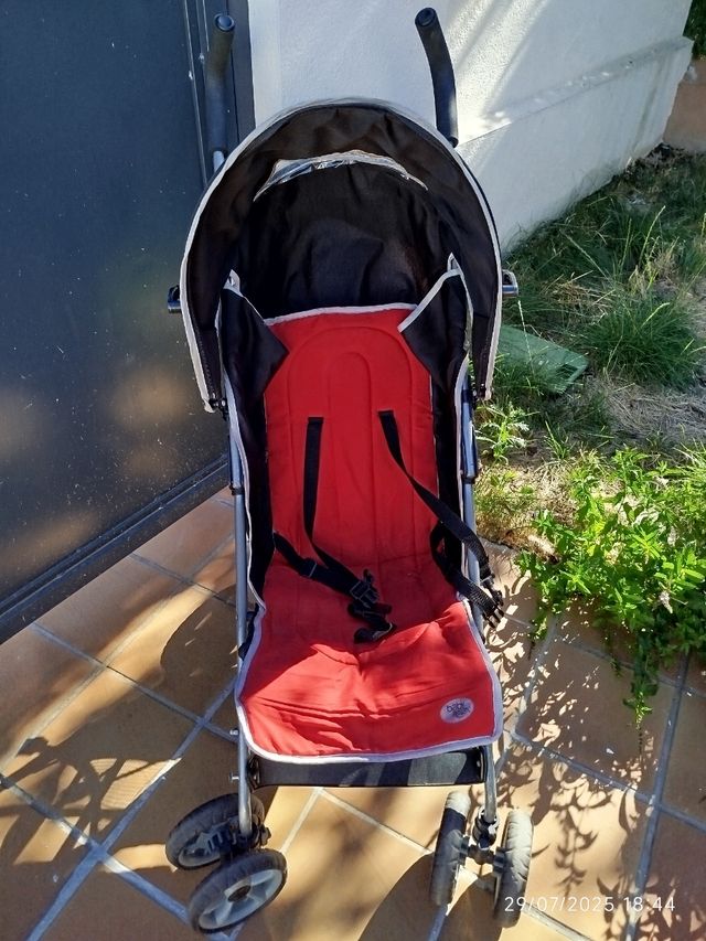 Silla de paseo roja y negra