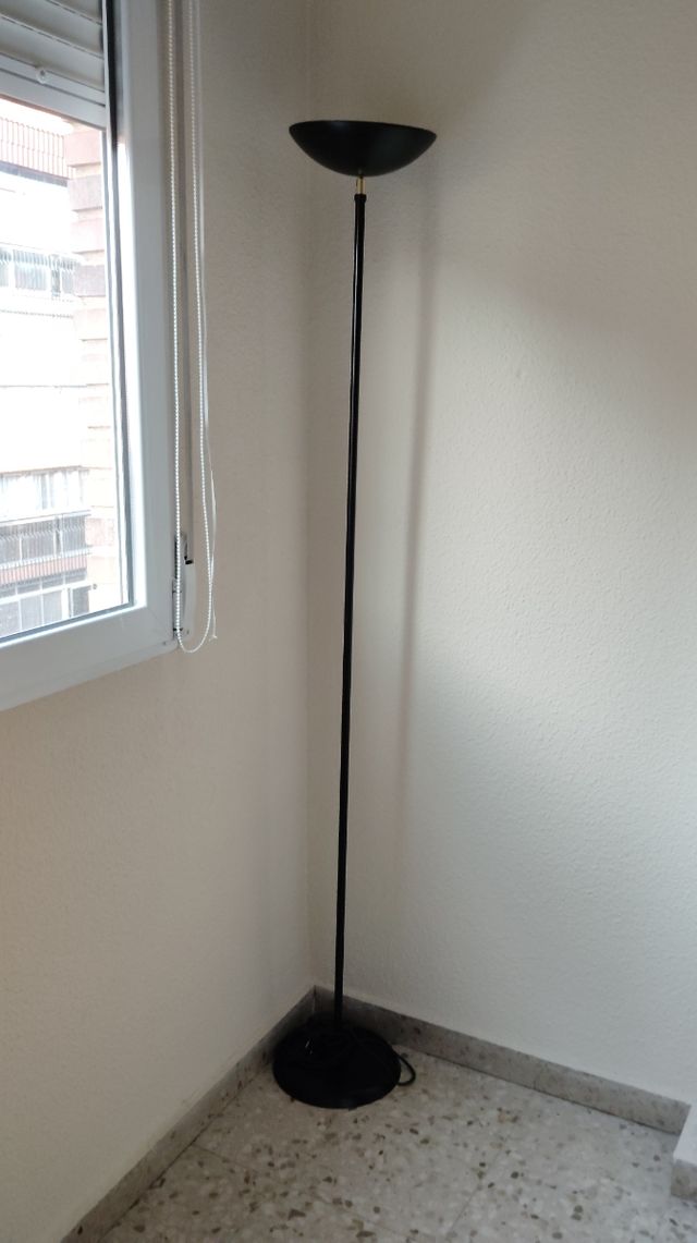 Lámpara de pie negra