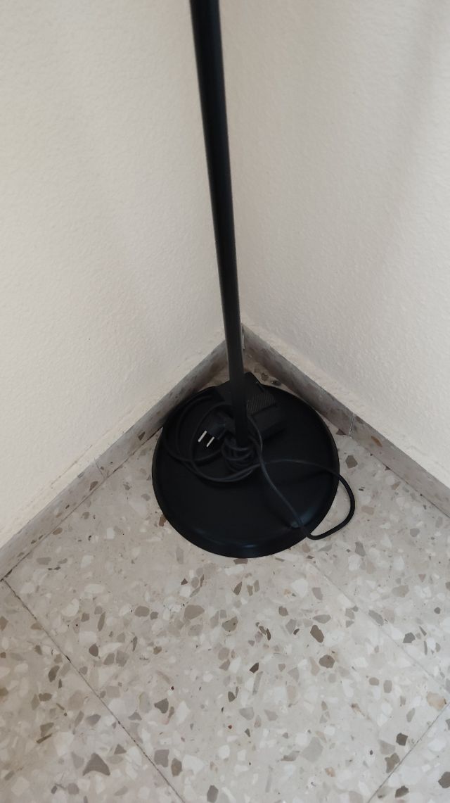 Lámpara de pie negra