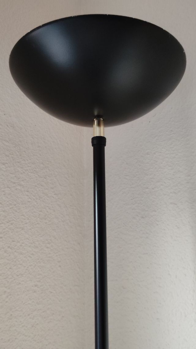 Lámpara de pie negra