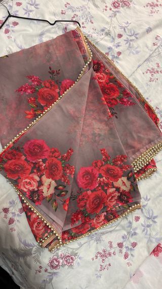 Sari indiano con fiori rossi
