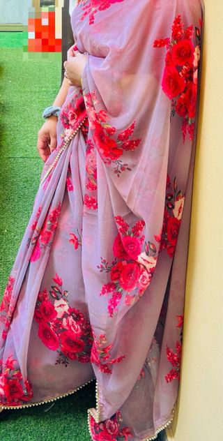 Sari indiano con fiori rossi