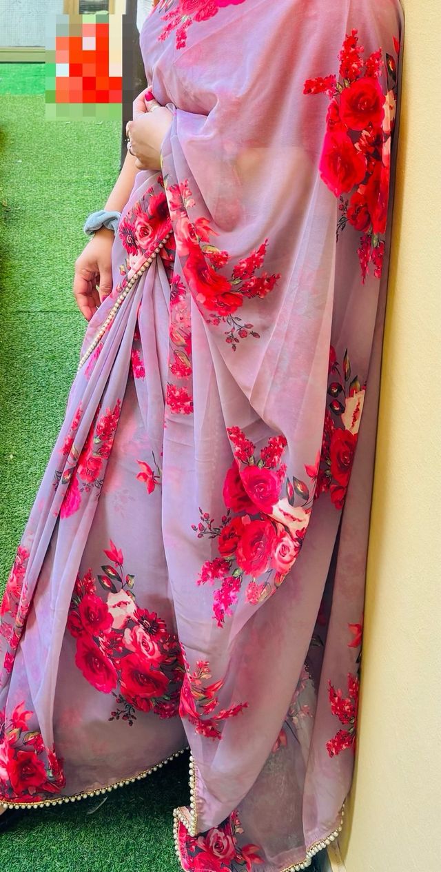 Sari indiano con fiori rossi