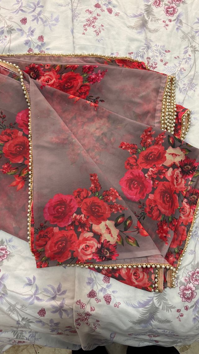 Sari indiano con fiori rossi