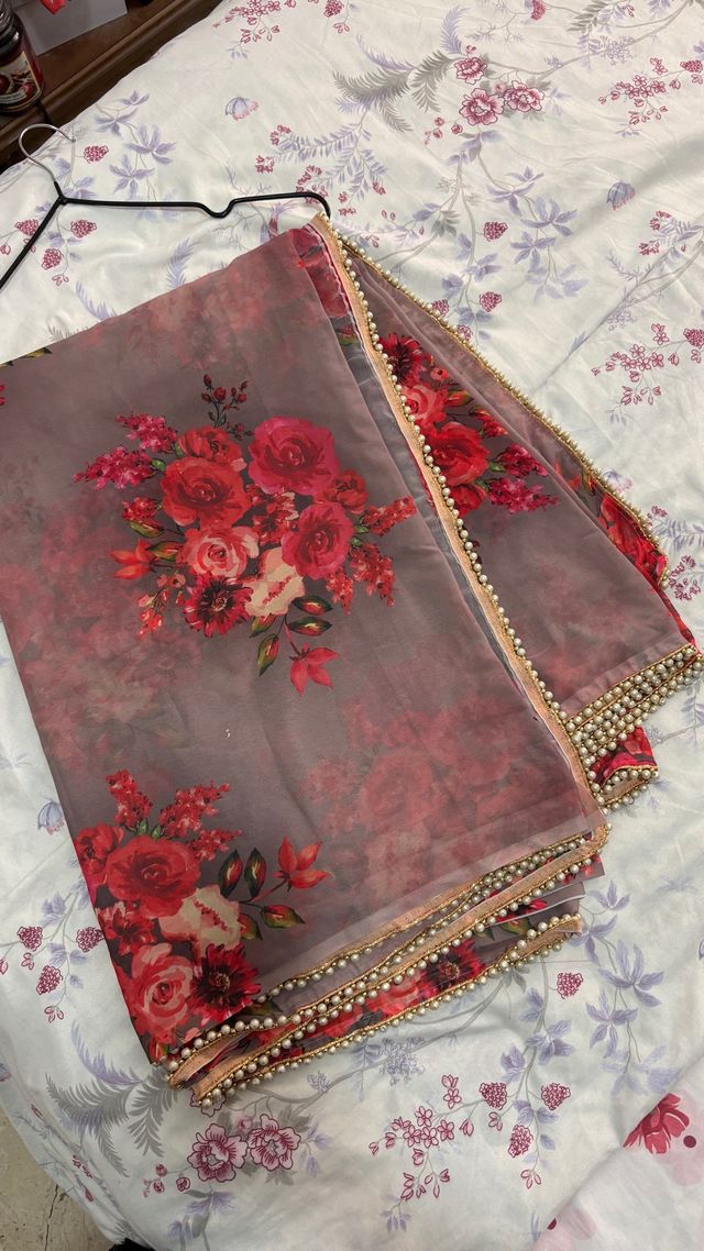 Sari indiano con fiori rossi