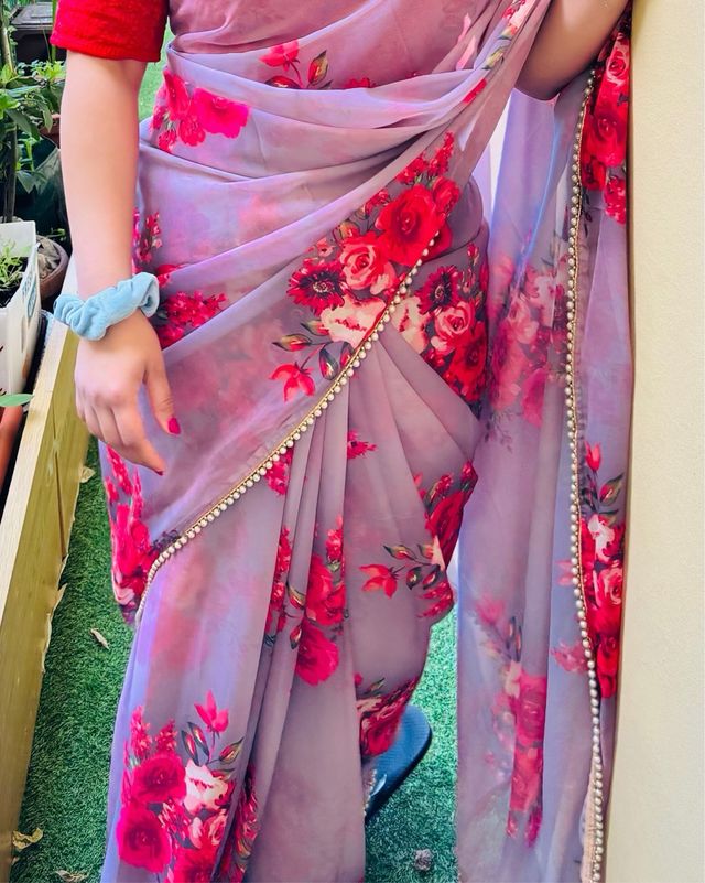 Sari indiano con fiori rossi