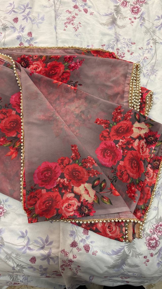 Sari indiano con fiori rossi