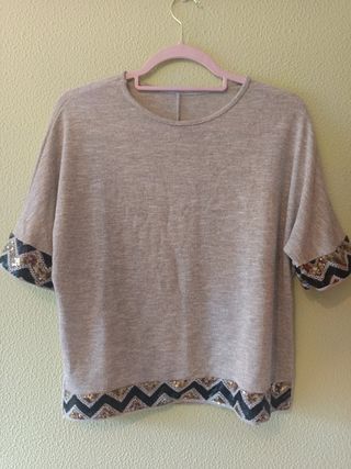 Jersey gris con detalles dorados