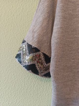 Jersey gris con detalles dorados