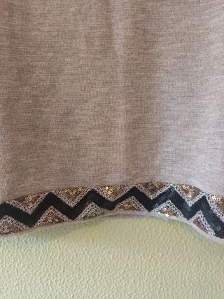 Jersey gris con detalles dorados