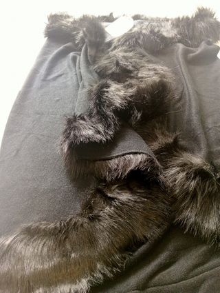 Poncho Negro con Pelo