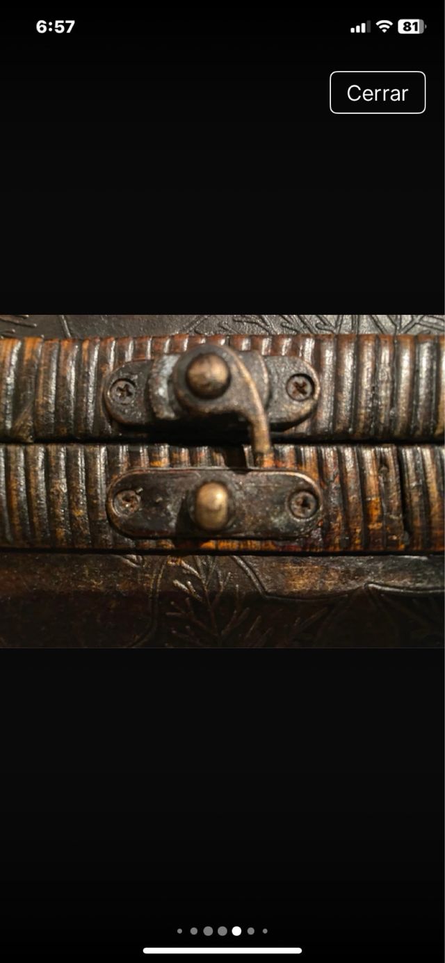 Cofre artesanal de madera