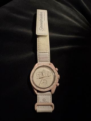 Reloj Omega x Swatch Speedmaster Rosa