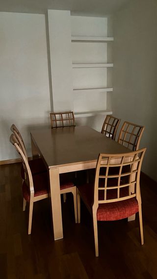 Mesa extensible roble natural y 6 sillas.