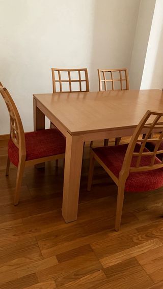 Mesa extensible roble natural y 6 sillas.