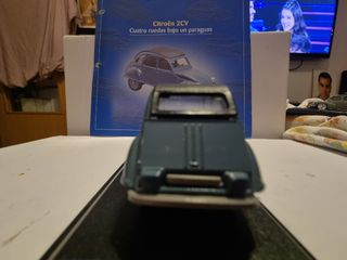 Citroën 2CV escala 1/43 con fascículo
