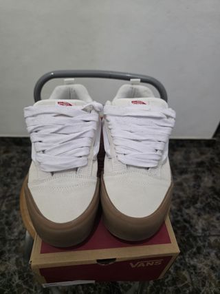 par de zapatos,vans knu school