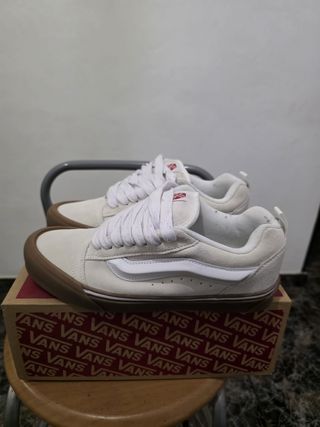 par de zapatos,vans knu school