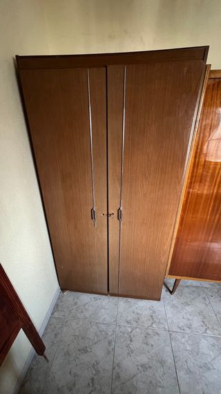 Armarios de madera marrón