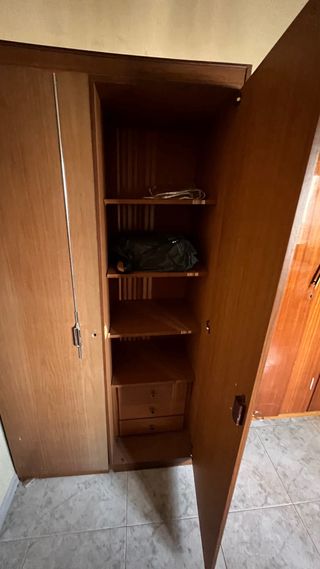 Armarios de madera marrón