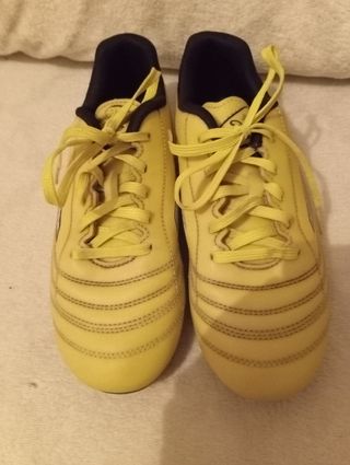 Botas de fútbol amarillas con tacos