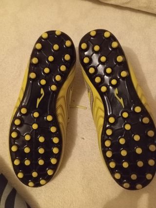 Botas de fútbol amarillas con tacos