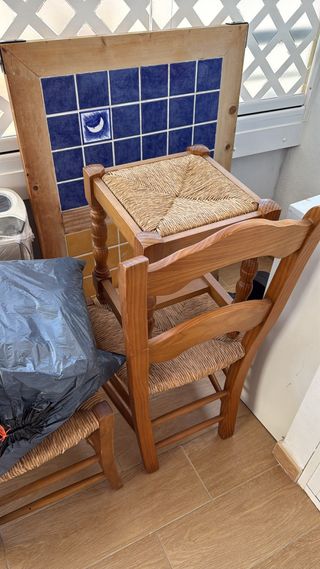 Mesa de madera maciza con azulejos más dos sillas