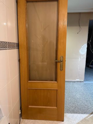 Puerta de madera con cristal esmerilado