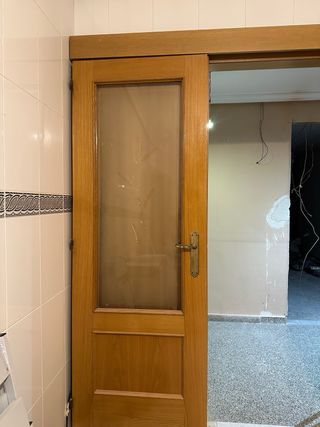 Puerta de madera con cristal esmerilado