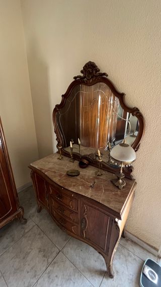 Cómoda antigua con espejo y mármol