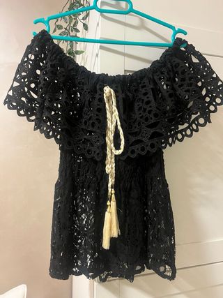 Blusa bohemia negra bordada ojal