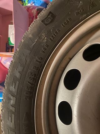 Juego de Gomas con llantas con poco uso.