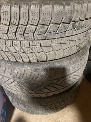 Juego de Gomas con llantas con poco uso.