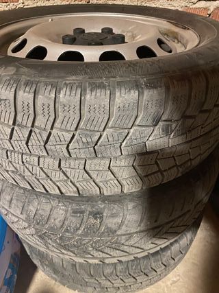 Juego de Gomas con llantas con poco uso.