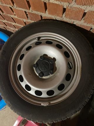 Juego de Gomas con llantas con poco uso.