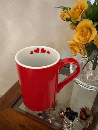 Tazza rossa con cuori bianchi