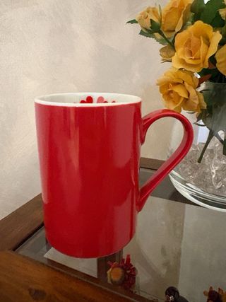 Tazza rossa con cuori bianchi