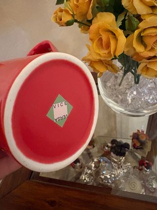 Tazza rossa con cuori bianchi