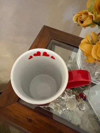 Tazza rossa con cuori bianchi